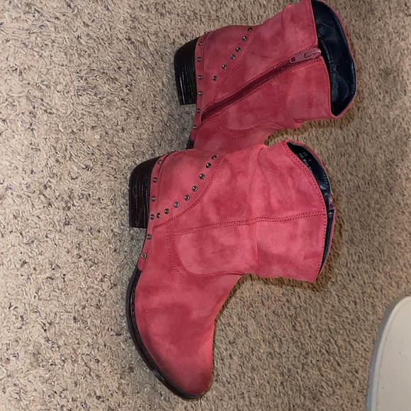 Women’s size 9 boots / perfect condition (never worn) / red / metal details - Picture 5 of 5